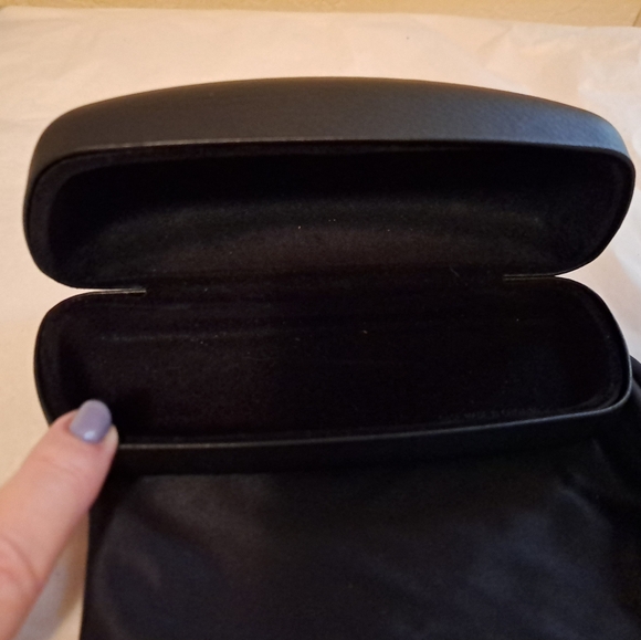 Oakley black hardshell glass case and bag excellent condition - Picture 5 of 5
